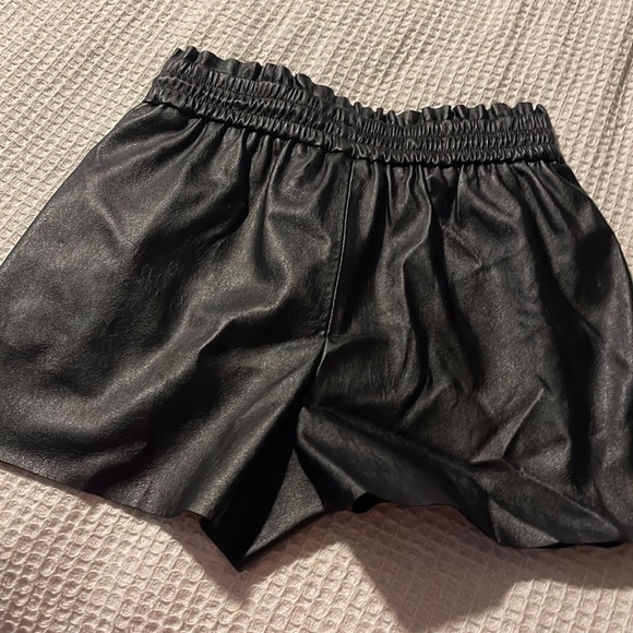 Cinched high waisted pleather shorts - Picture 3 of 3